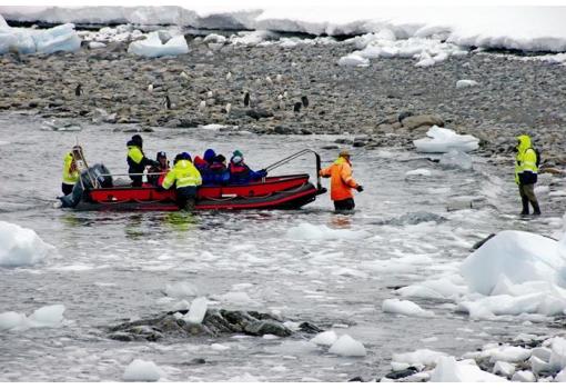 El buque dispone de Zodiacs para desembarcar en tierra